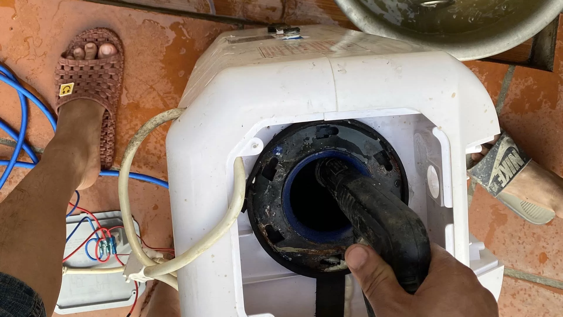 Vệ sinh bình nóng lạnh